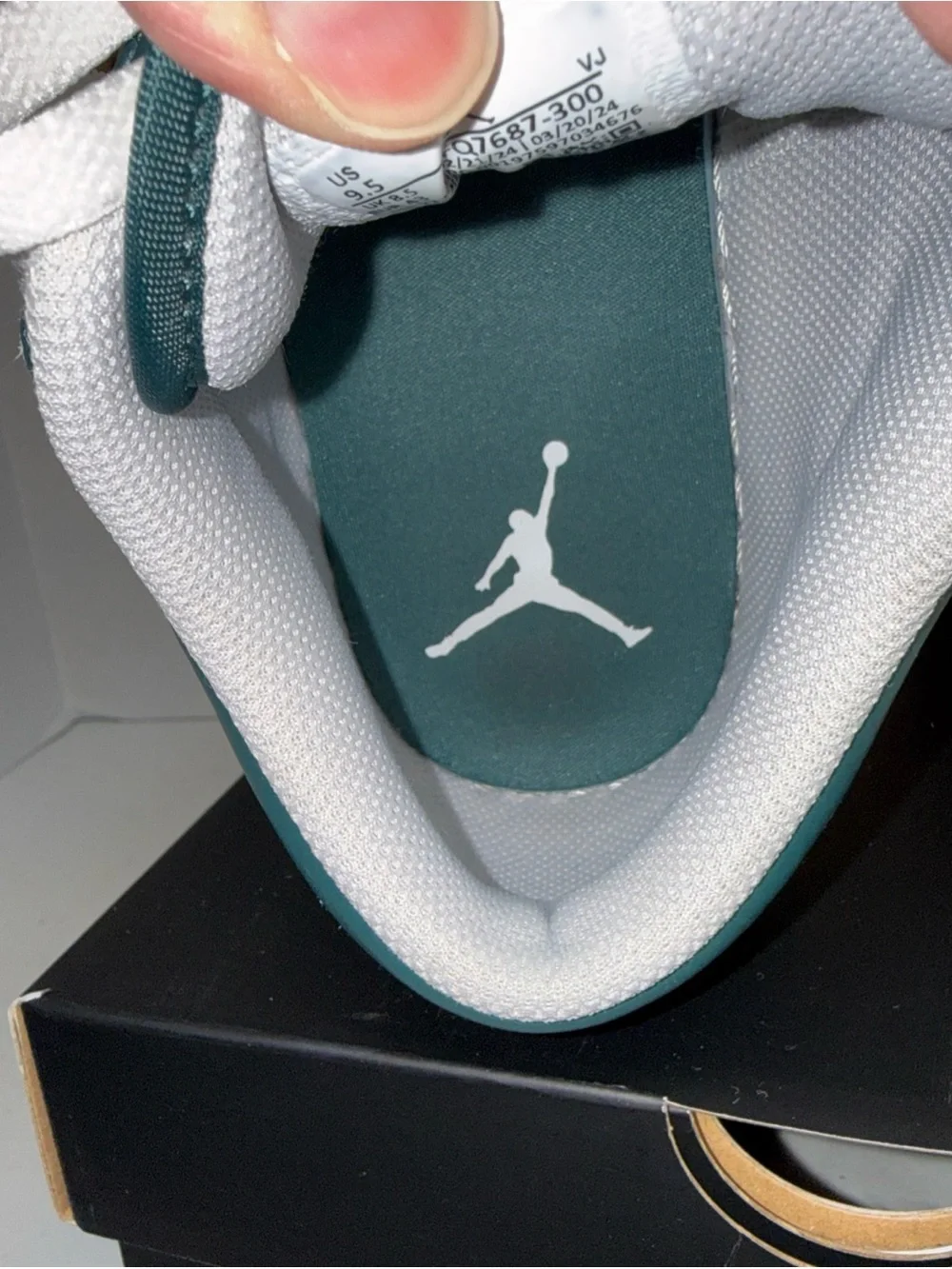 Jordan Men’s Low-Top Sneakers in White and Dark Green size 9.5